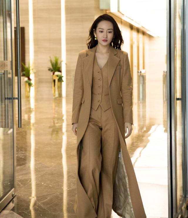 能驾驭烈焰红唇，也能素颜以对，王鸥的时尚感告诉你为何她是品牌的宠儿|影视交流地