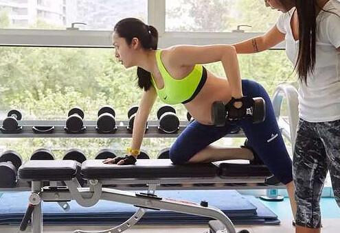 超级宝妈■唐艺昕孕期游泳未发胖，孕妇保持好身材，运动莫跟风饮食需注意