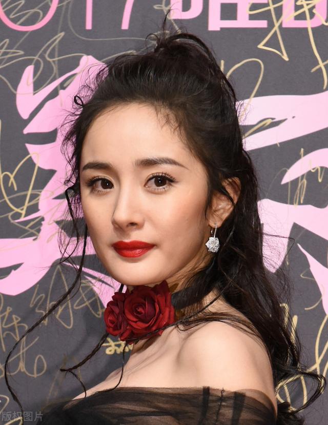 给糖就不闹|杨幂毕业照，郑爽，杨紫毕业照，看到迪丽热巴：神仙班级