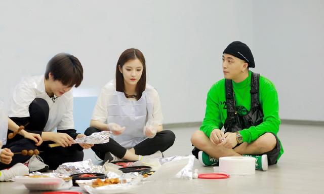 青你2合作舞台Ella感动全场，蔡徐坤汪苏泷圈粉，Jony J像个观众|资讯早知道