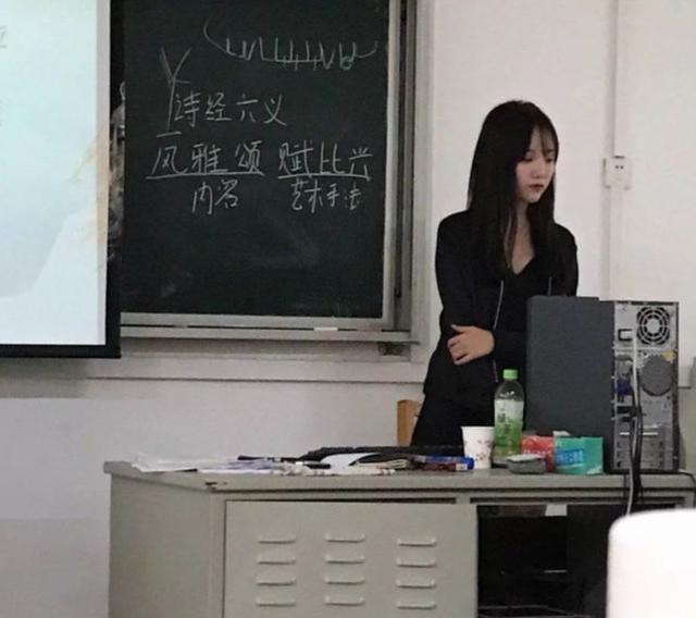 “高颜值女教师”走红，宝爸抢着来开家长会，网友：想回去复读了