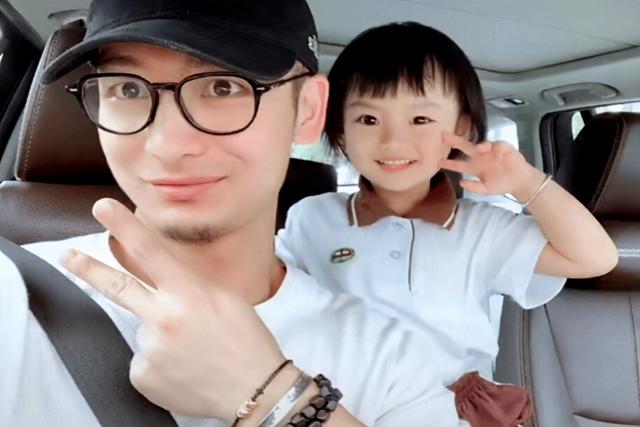 “没心没肺”爸爸火了，陪娃吊水却霸占病床睡觉，娃：这爹能换吗