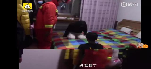 「超级宝妈」妈妈跳楼，儿子下跪求饶：孩子，你不需要为大人的坏情绪负责
