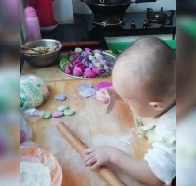 「超级宝妈」三岁萌娃帮妈妈包饺子走红网络，动作娴熟引网友直呼：比我强多了