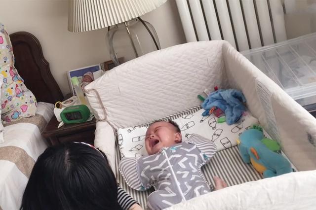 【你的育儿经】婴儿半夜总是“醒来”好几次，宝宝睡眠规律、应对策略，一文讲清