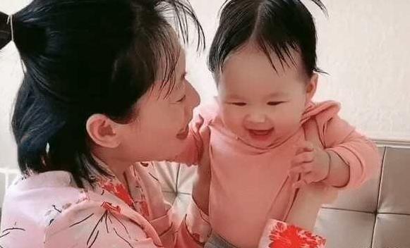 「你的育儿经」妈妈亲娃VS爸爸亲娃,一个温柔细腻一个简单粗暴,网友:差距啊