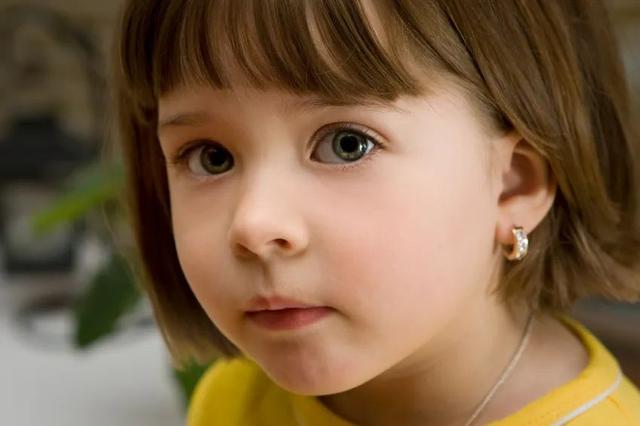[你的育儿经]小孩想去穿耳洞，你会支持吗？这个妈妈的做法值得称赞