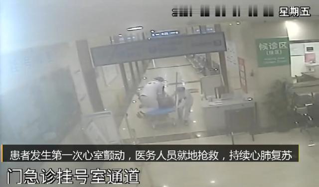 大爷|与死神竞速！医生长跪飞奔的转运车上按压 救回心脏骤停老人