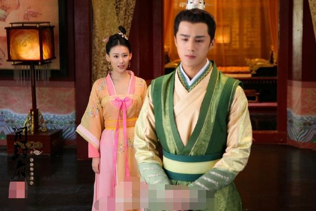 吃橘子的丸子|她曾暗讽28岁的黄圣依人老珠黄，因长相被杨子力捧，现在混成18线