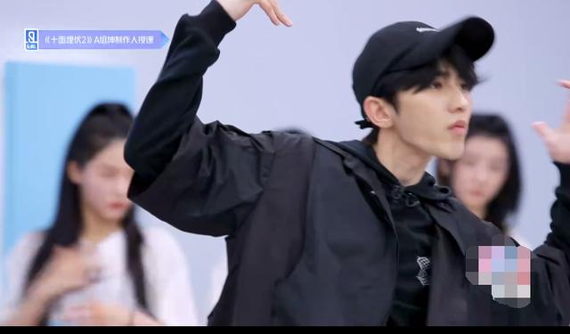娱乐时光机@蔡徐坤教《青你2》成员跳舞，被嘲动作僵硬尴尬，粉丝直接开骂