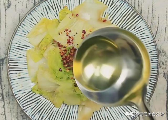 在家教你做好吃的响油白菜，鲜辣爽口，营养美味，家人爱吃的菜肴