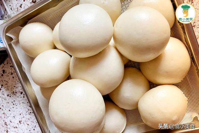 想馒头蓬松暄软，和面时多加“2料”，蒸出的馒头白胖好看又好吃