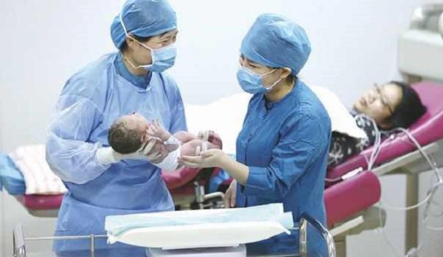 超级宝妈|生出“鸡爪”宝宝，孕妈撒谎因为吃了鸡爪，医生：孕期习惯要注意