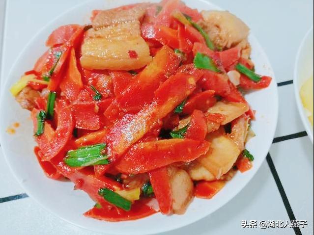 4根胡萝卜，400克猪肉，简单一炒，营养美味，常吃对眼睛好