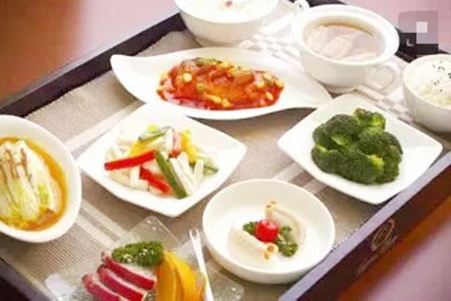 你的育儿经|90后宝妈产后“月子餐”：饭和菜都在一起，没人照顾只能自己做