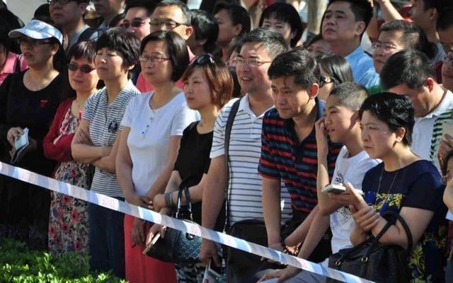 长大后嫁给我好吗？幼儿园俩男孩表白同一女孩，老师：孩子太早熟