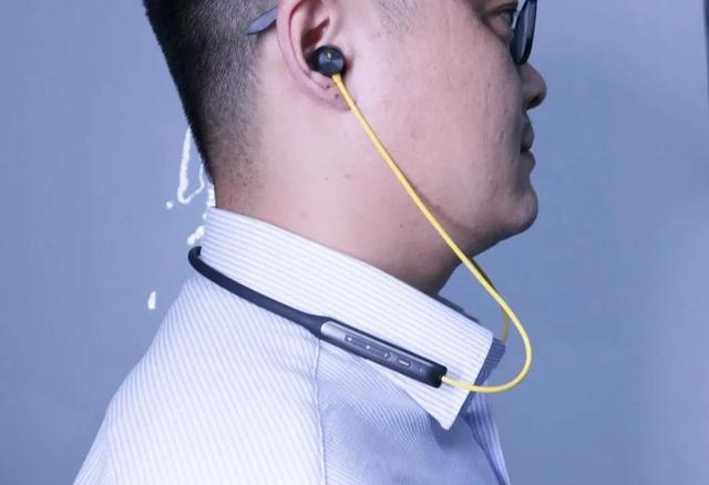 四百块钱做主动降噪，realme 真我黄开箱