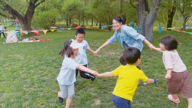 傻丫头的小幸福|早幼教机构停业近半年，老师到家服务能否化解危机？