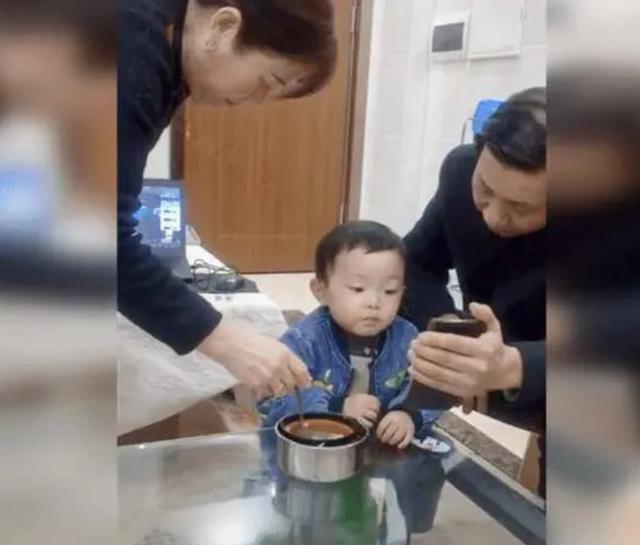 你的育儿经▲爷爷奶奶＂神操作＂喂娃吃饭，连网友都受不了！如何让娃主动吃饭