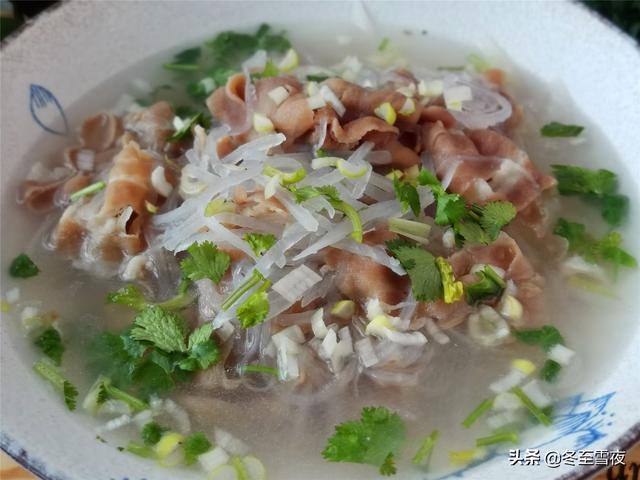 羊肉片别只会涮着吃，和这个食材是绝配，做成汤，营养味美又下饭
