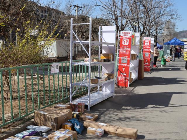 北京日报客户端:错峰进入、划定专属区……北京多个社区实现无接触配送