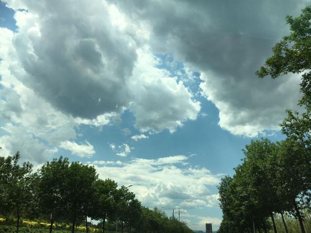 北京日报客户端雨后晴空,画卷展开!今天北京蓝天白云刷屏朋友圈