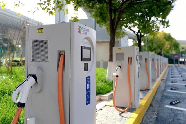 「上观新闻」开新能源车“的哥”有福，虹桥机场喊你去充电，不用跟传统出租车一起排队