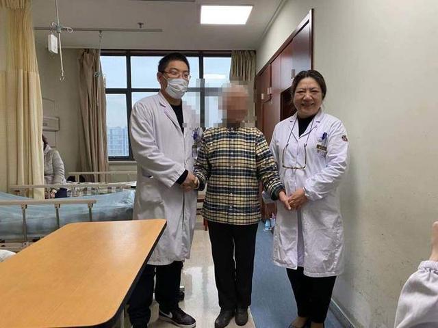 阿姨|仁爱医患故事⑨丨“我能听见声音了！”七旬岁老人拉着医生留下了这样一张合影