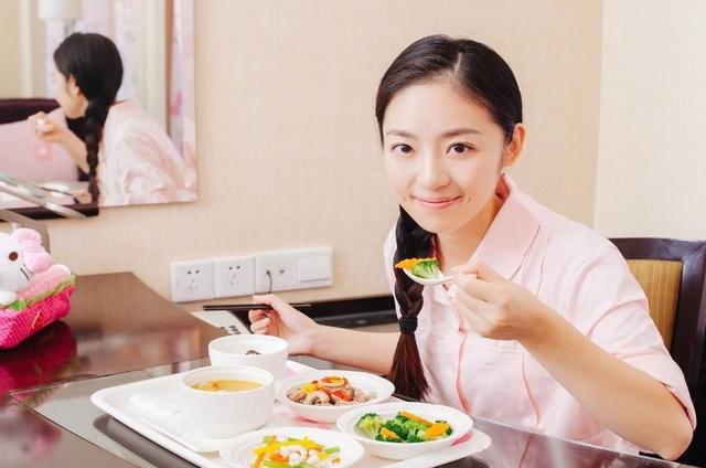 你的育儿经■“这个宝宝有点冷”，霸气的表情，护士：被他看得有点怕