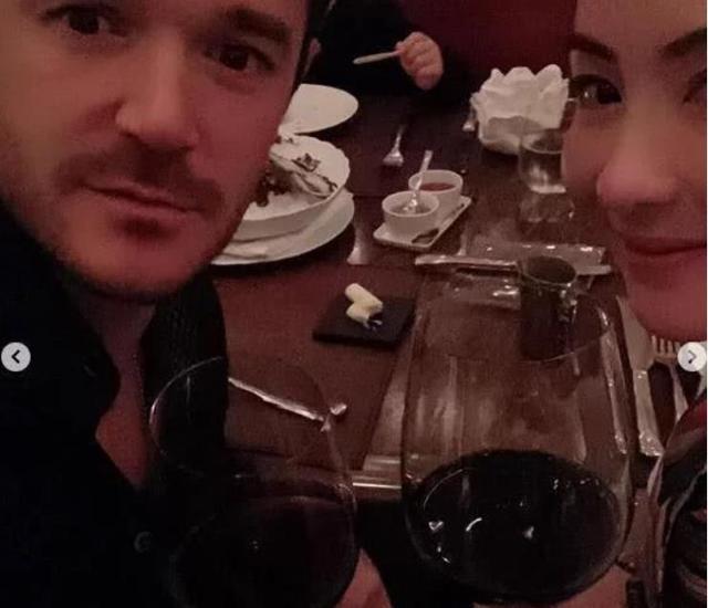 张柏芝首晒全家福，三胎儿子天生黄发，生父疑似外国人电影工厂