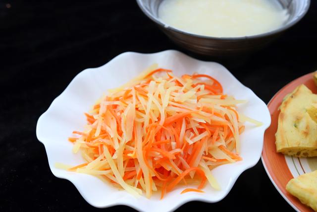 「超级宝妈」早上不贪睡，给孩子准备营养餐，比饭店里的还精致，特别简单