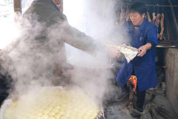 湖南蓝山：手工制作黄蜡粑粑