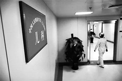 你的育儿经|陕西：奶奶把农药放在了地上，3岁孙子以为是饮料就喝了