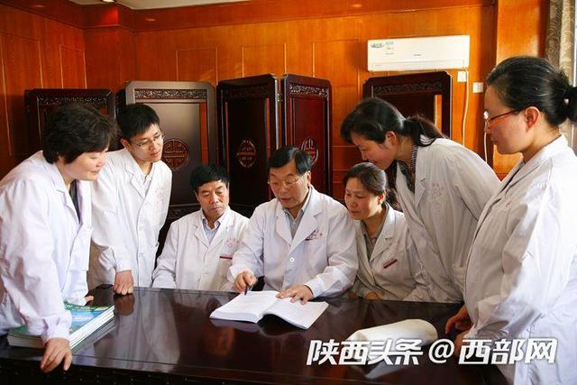 今年80岁的杨震是全国名中医,曾担任西安市中医医院院长,现为中国中医