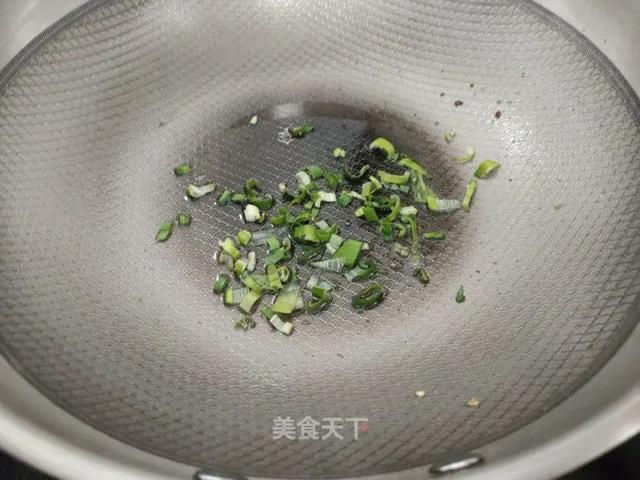 家常版地三鲜教程来了！茄子软糯，土豆粉面，蒜香浓郁超下饭