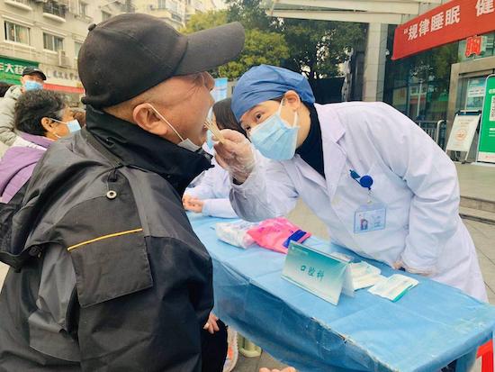 义诊|睡眠日义诊逢生辰 患者相赠一枝花