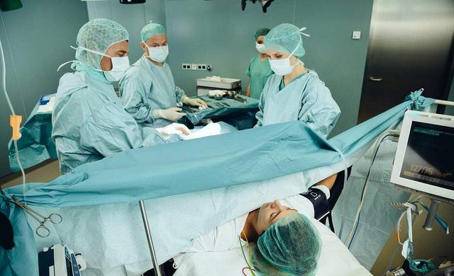 剖腹产时产妇要求把多余的脂肪切掉，网友：还有这样的操作？厉害