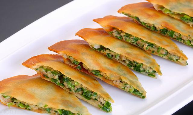 韭菜盒子的家常做法，牢记3个步骤，韭菜不出水，薄皮馅多