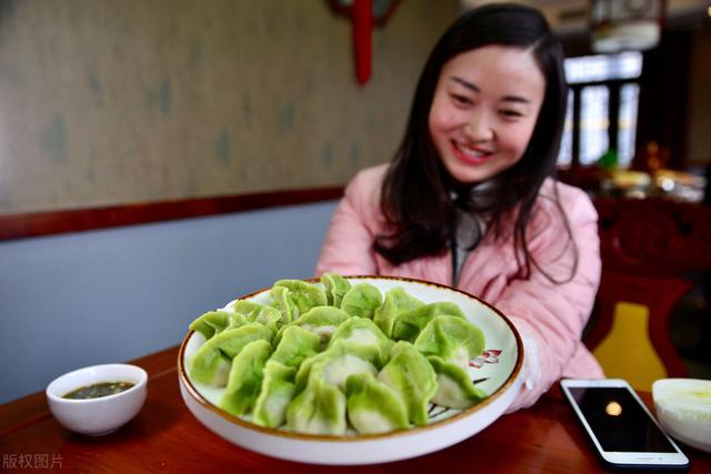 包白菜饺子，调馅时用上这一招，白菜不出水，饺子鲜嫩多汁很好吃