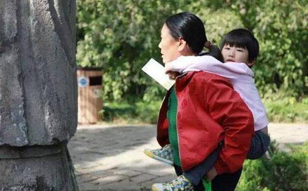 温暖家庭|“不要轻易给女儿带娃”，自愿带娃的姥姥，为啥如今多半都后悔了