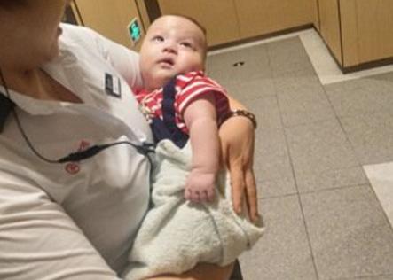 「你的育儿经」你抱孩子的“姿势”正确吗？5个月的宝宝出现脑瘫，只因一个动作