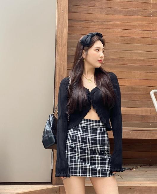 带货女王朴秀荣太会穿了!BM风穿搭加香奈儿包包,精致又少女