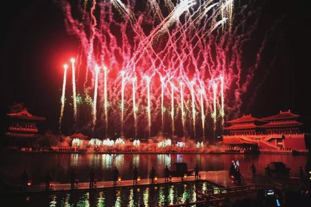 我的天！蔡徐坤、Angelababy、郭麒麟等跑男家族成员齐聚清明上河园！穿宋装、玩穿越，一起揭开这里的神秘面纱|影视交流地