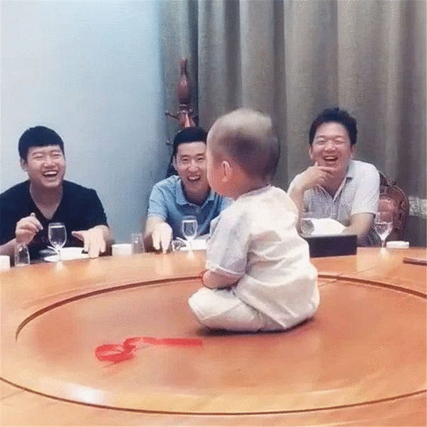 幸福的小调|爸爸带宝宝出去应酬，妈妈不放心视频通话，看到这画面直接笑喷了