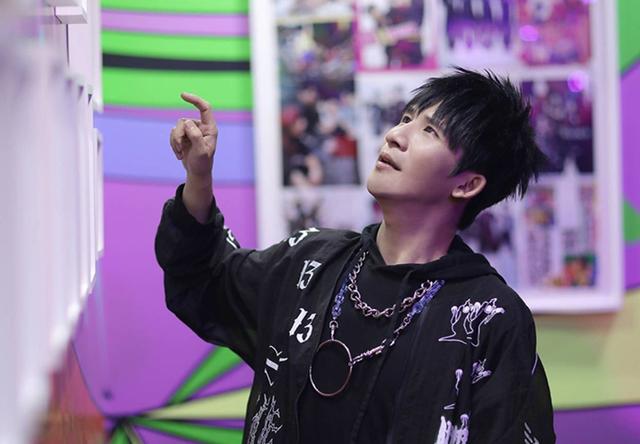 笙笙千离|大张伟内心孤僻，却在镜头前放飞自我，当年背着还债生活