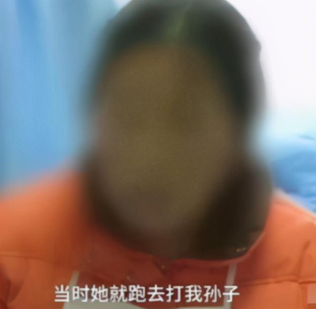 小男孩子年龄不大却脏话连篇，遭到邻居暴打，要替父母教训她