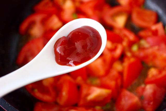 分分钟就能做好的营养早餐，热乎乎香喷喷，茄汁酸汤鸡蛋面，真香