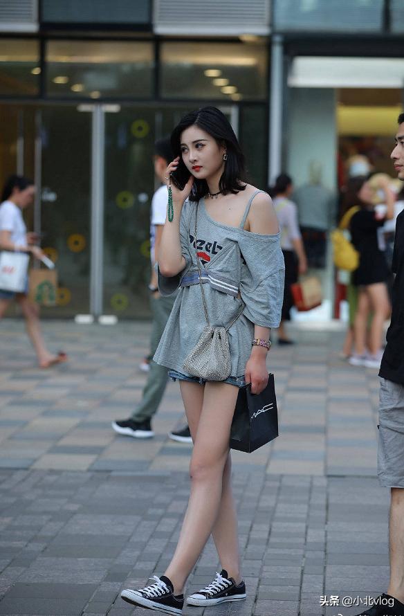 时尚探究社要想上街成为焦点，露肩露腿是关键，偶尔透视也不错
