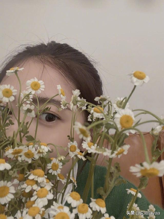 [第五大道]28岁陈钰琪真是贵族，绿色衫配小雏菊自拍好惬意，唐嫣眼光真有毒