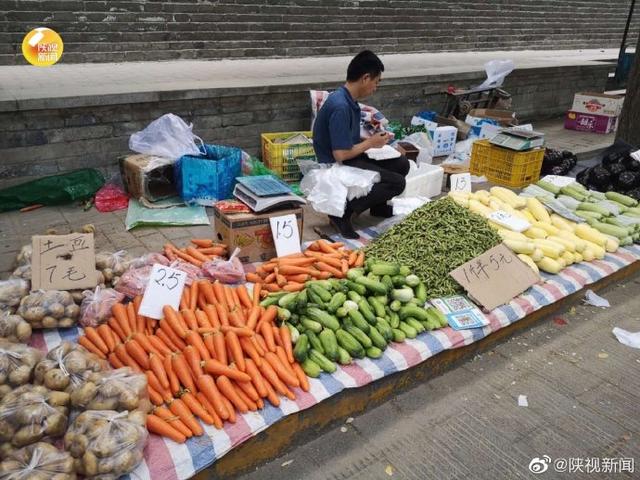 「旅行柚子君」想来体验古城烟火气吗？顺城巷早市，够西安，够烟火~